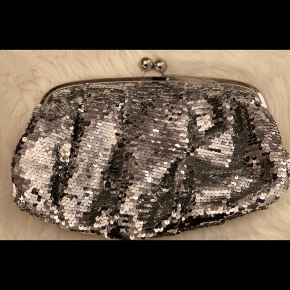 LIMITED EDITION Sequin Clutch Silver - Picture 5 of 6